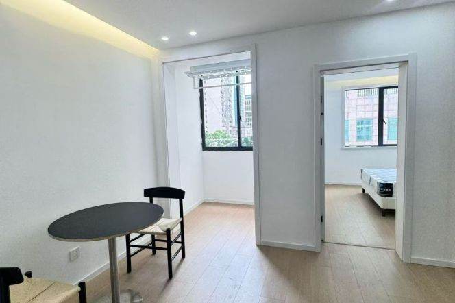 2bedroom with balcony ,Walking distance to Century Avenue 