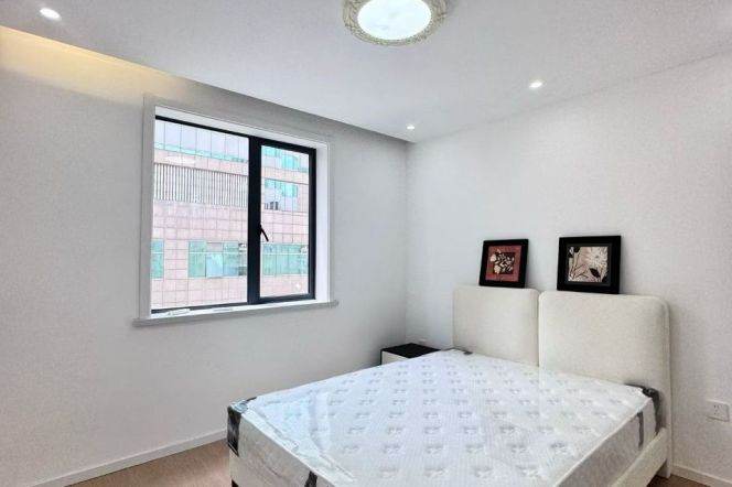2bedroom with balcony ,Walking distance to Century Avenue 