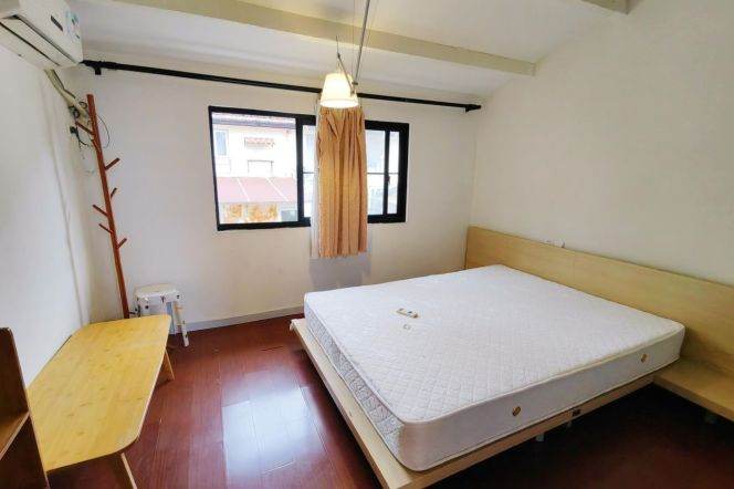Cozy 1 br with private terrace in Old Xuhui. 7 mins walking to L 9/12 JiaShan Rd St.