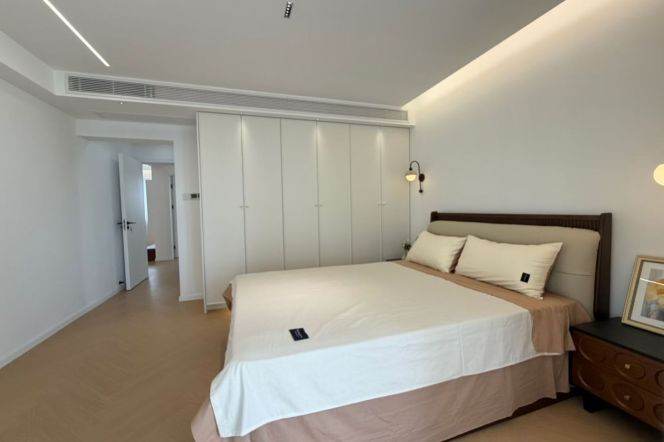 Xuhui 150 sqm brand new 3 br Apt &floor heating/big living room 19K