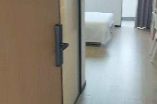 1bebroom with a balcony,free gym and wifi in nice compound, near Shanghai Unv