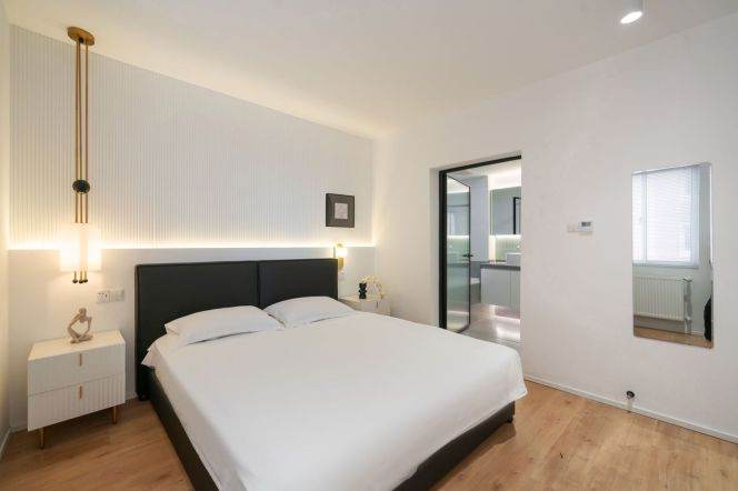 Xinhua rd stylish 160 sqm 3 br Apt &balcony &floor heating 20K