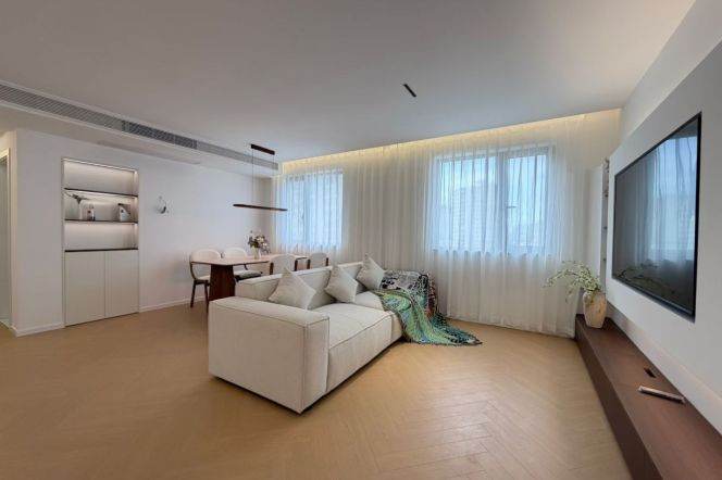 Xuhui 150 sqm brand new 3 br Apt &floor heating/big living room 19K
