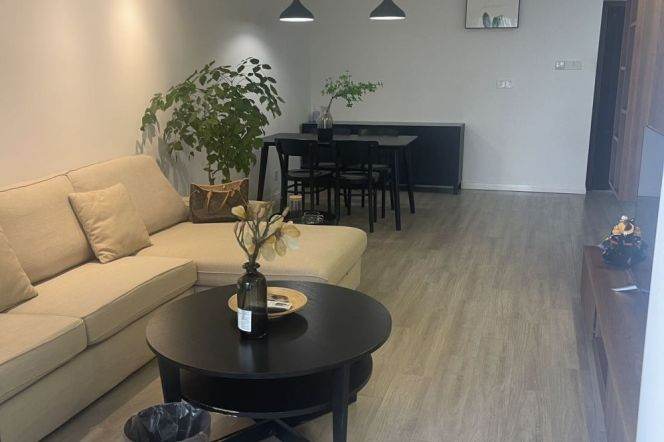Spacious 2Brs/2Lrs/1Bt apt nr Changshou rd,M7/13