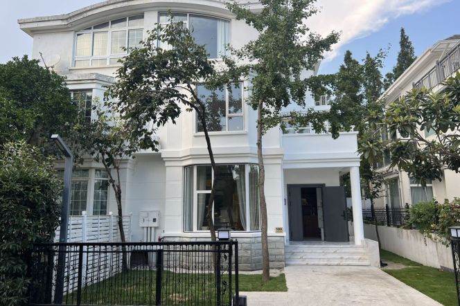 modern big independent house with floor heating nice  garden near German school 