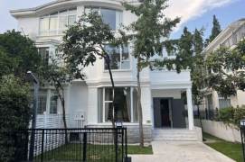 modern big independent house with floor heating nice  garden near German school 
