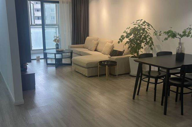 Spacious 2Brs/2Lrs/1Bt apt nr Changshou rd,M7/13