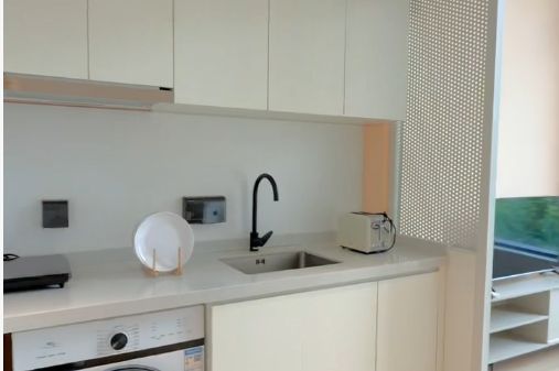 apt with nice lobby,  big window and oppersite the park , free 24h gym and readingroom.