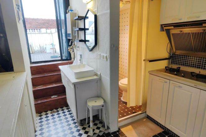 Cozy 1 br with private terrace in Old Xuhui. 7 mins walking to L 9/12 JiaShan Rd St.