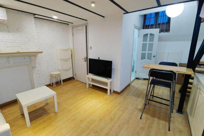 Cozy 1+1 bedroom in Old Xuhui, 5 mins walking to L9 DaPuQiao St.