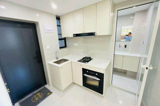 Modern 1-bedroom in Jing'an Center. 7 mins walking to L7 ChangPing Rd St