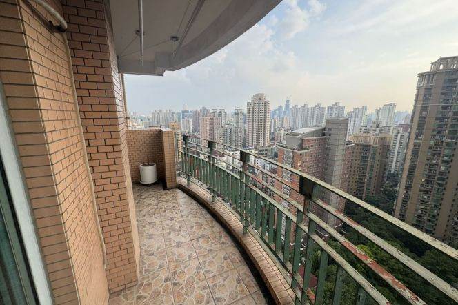 High-rise 2br Apt with big open Balcony close to Dapuqiao