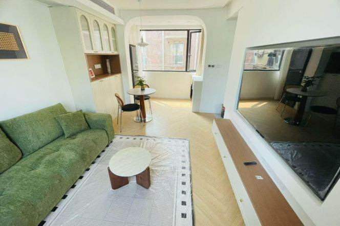 Modern 1-bedroom in Jing'an Center. 7 mins walking to L7 ChangPing Rd St