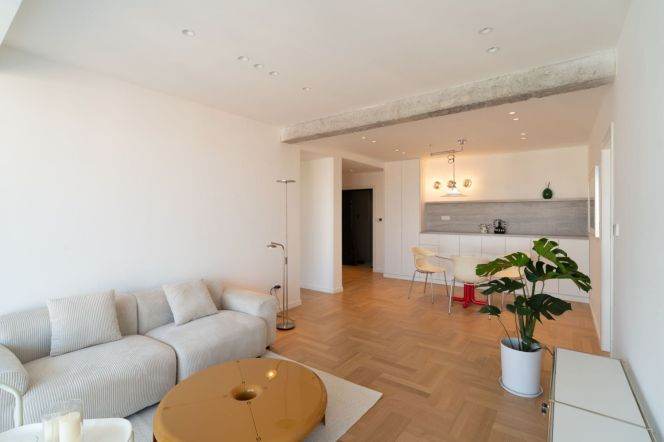 2 Brs, 2 Baths with Open Balcony/Floor heating/Gym/Swimming Pool, 130 sqm @ Xujiahui station L1,9&11