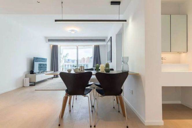 Modern decoration 2brs with floor heating and balcony beside Jiao tong university 