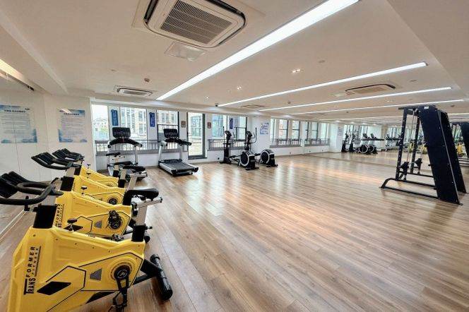 new compound,offers free wifi.  6stops to JingAn temple station by subway