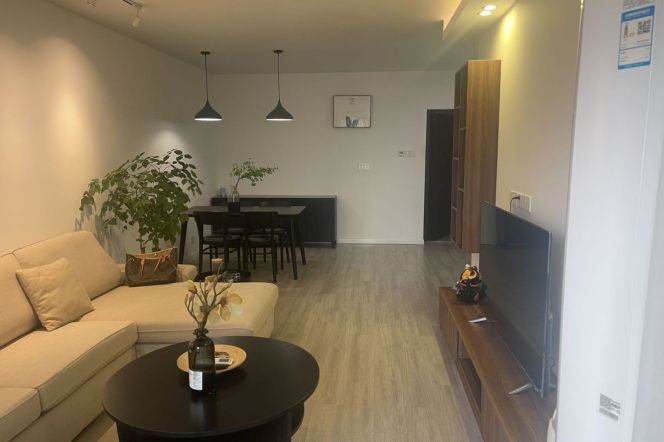 Spacious 2Brs/2Lrs/1Bt apt nr Changshou rd,M7/13