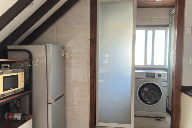 convenient location- quiet room - clean corridors- pet unfriendly- Jing’an temple 