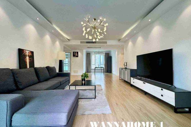 Spacious&Bright&Modern 3Bdrs 2Baths Apt in West Nanjing Rd CBD+Large Open Balcony