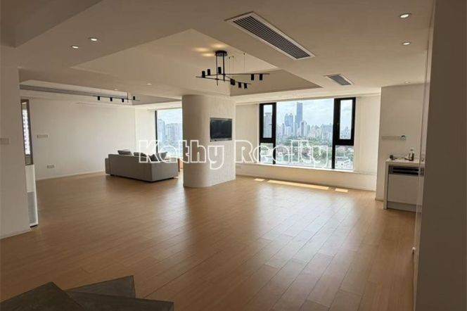 350sqm Penthouse Roof Terrace 5BR Nr IAPM 98k