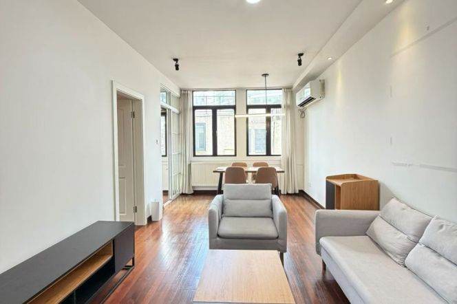 Classic 2br Apt with big Terrace nigh Jing'an Temple