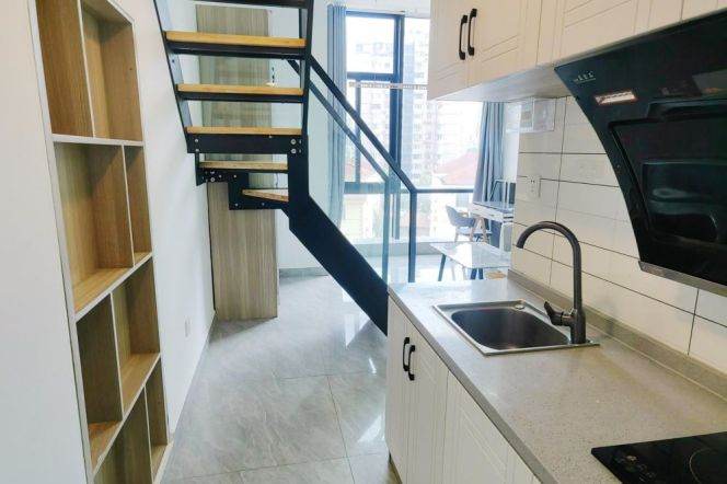 High ceiling loft 1-bedroom with big window next L 1/12/13 HanZhong Rd St.