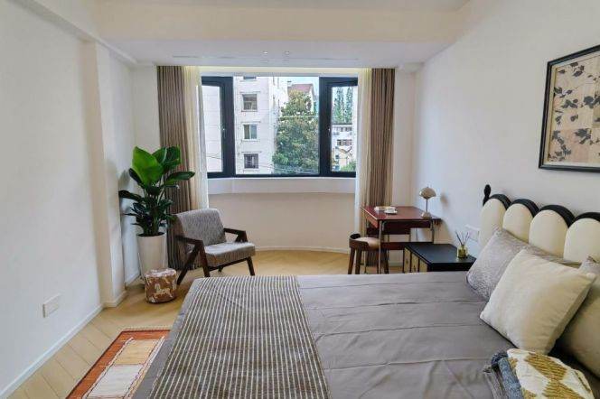 Modern 1-bedroom next SuZhou Creek. easy to L 1 XinZha Rd St.