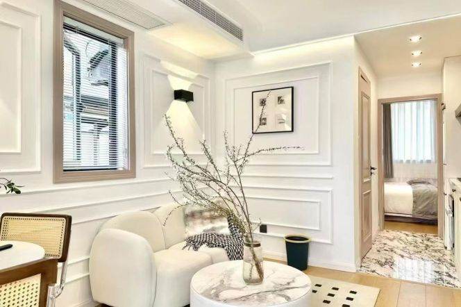 Jiashan rd/modern 1br 1lr+nice yard/with central AC/bright room,@L12/9