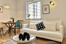 Sunny 2br Apt in north Shanxi Road