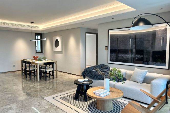 modern big 4brs floor heating nice view near Yu yuan garden line 10,14 The Bund 