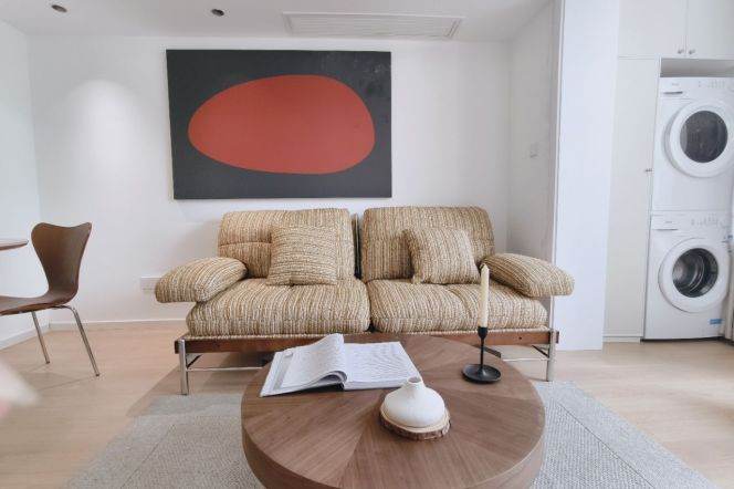  newly renovated 1br Nr changshou road M7/13