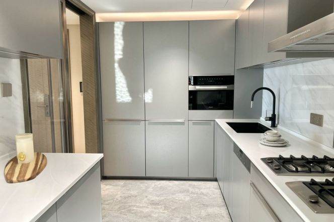 modern big 4brs floor heating nice view near Yu yuan garden line 10,14 The Bund 