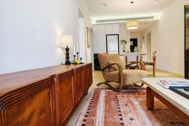 Modern 1-bedroom next SuZhou Creek. easy to L 1 XinZha Rd St.