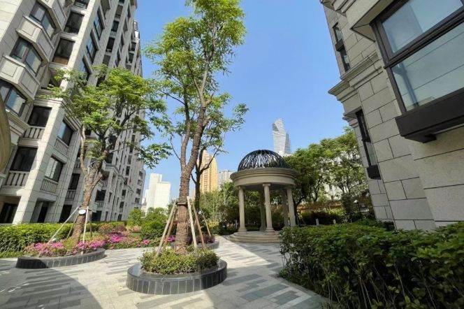 Modern decoration 2brs with floor heating and balcony in central downtown