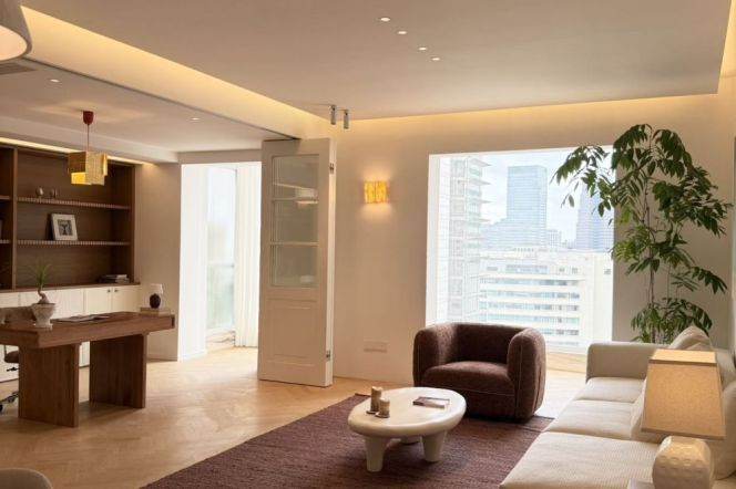 Modern decoration 3brs with floor heating and balcony in central Lujiazui area 