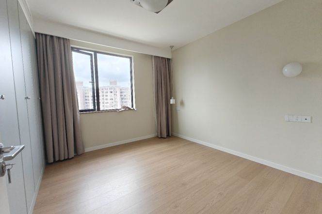 Jing'an  Wuding rd stunning 2 br Apt &floor heating &open kitchen 15.8K