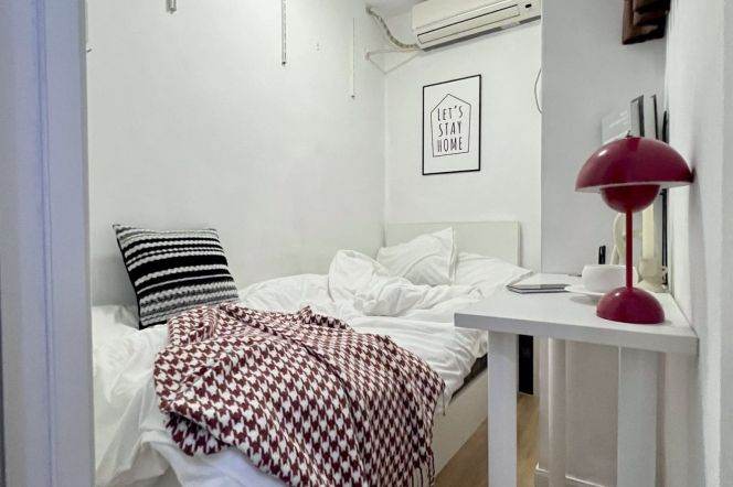 Budget friendly room near Jiangsu rd , lines 2/11, one stop from SJTU, short/long lease
