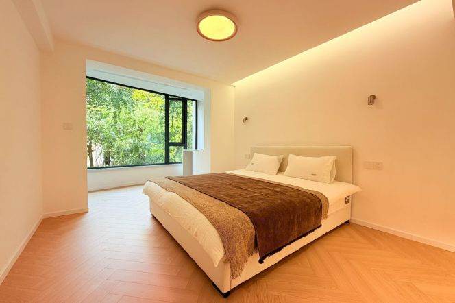West Nanjing Rd brand new 2Br wt large windows, green view