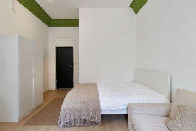 Newly renovated 1BR APT Xianyang(s) Rd 6.5k