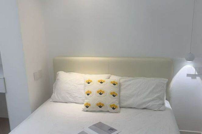 Jiangsu rd/modern 1br 1lr/bright room/cozy&quiet/with central AC,@L11/2