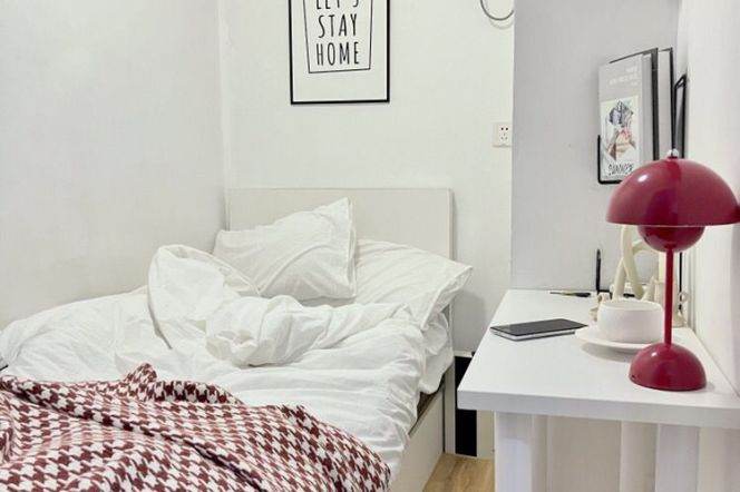 Budget friendly room near Jiangsu rd , lines 2/11, one stop from SJTU, short/long lease