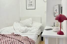 Budget friendly room near Jiangsu rd , lines 2/11, one stop from SJTU, short/long lease