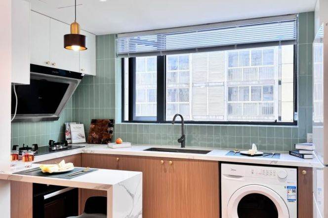 High-Floor 2BR Apartment in Gubei