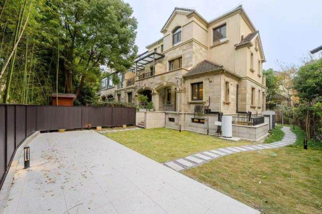 4BR Apartment near National Exhibition And Convention Center Metro