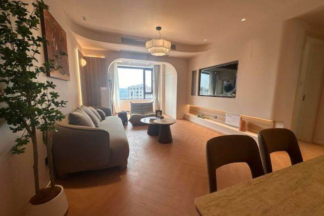 High-Floor 2BR Apartment near Wuzhong Road Metro