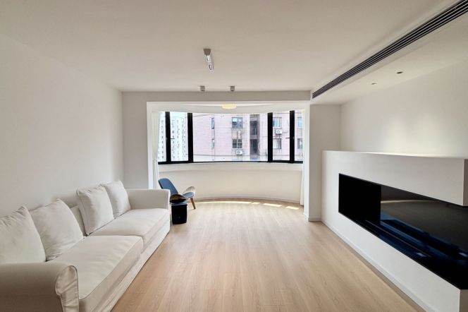 High-Floor 4BR Apartment at Sihe Garden