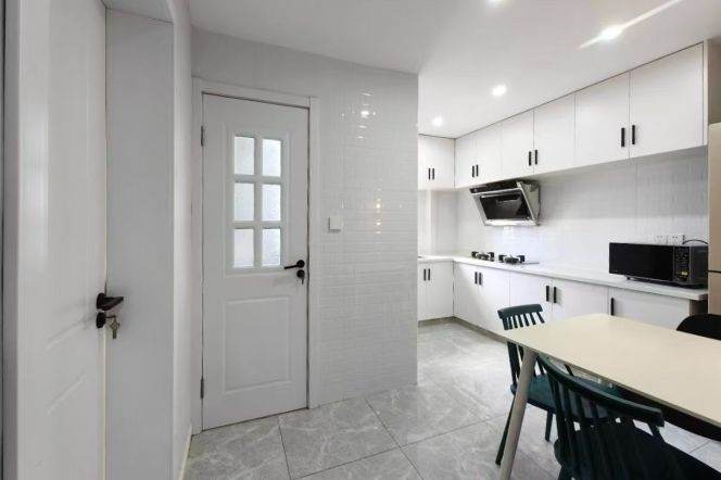 High-Floor 1BR Apartment near Shangcheng Rd Metro