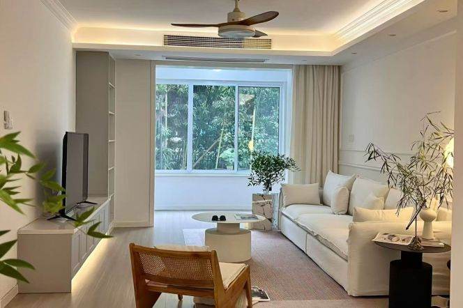3BR Apartment in Gubei with Private Garden
