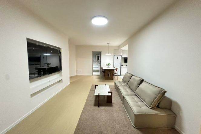 High-Floor 2BR Apartment near Changshou Rd Metro