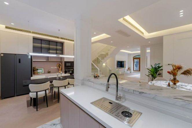 4BR Apartment near National Exhibition And Convention Center Metro